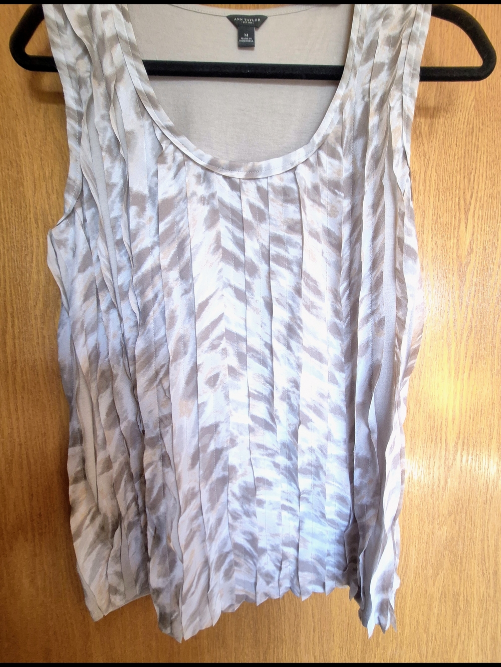 Ann Taylor Pleated Sleeveless Blouse in Taupe and Cream Abstract